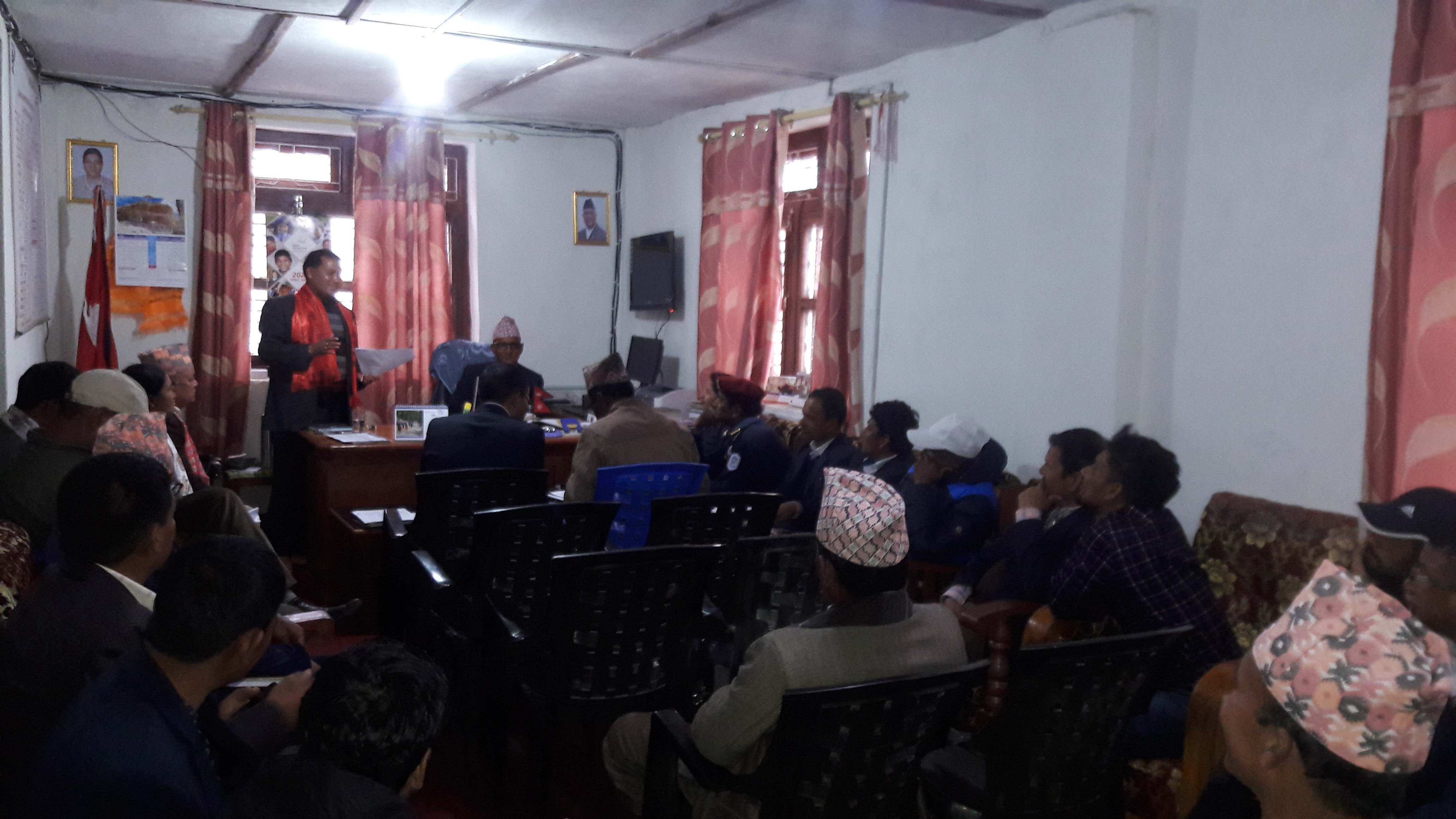 मिति २०७६।१२।०५ गते प्र.जि.अ. श्री कृष्ण कुमार निरौलाज्युको अध्यक्षता र मुगु जिल्लाका माननीय सांसदज्यूहरुको समुपस्थितिमा बसेको कार्यालय प्रमुखहरुको बैठकका तस्वित तथा निर्णयहरु