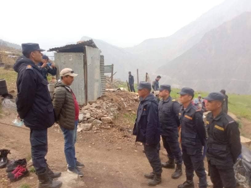 प्रमुख जिल्ला अधिकारी श्री चन्द्र बहादुर शिवाकोटीबाट प्रहरी चौको कालै अनुगमन