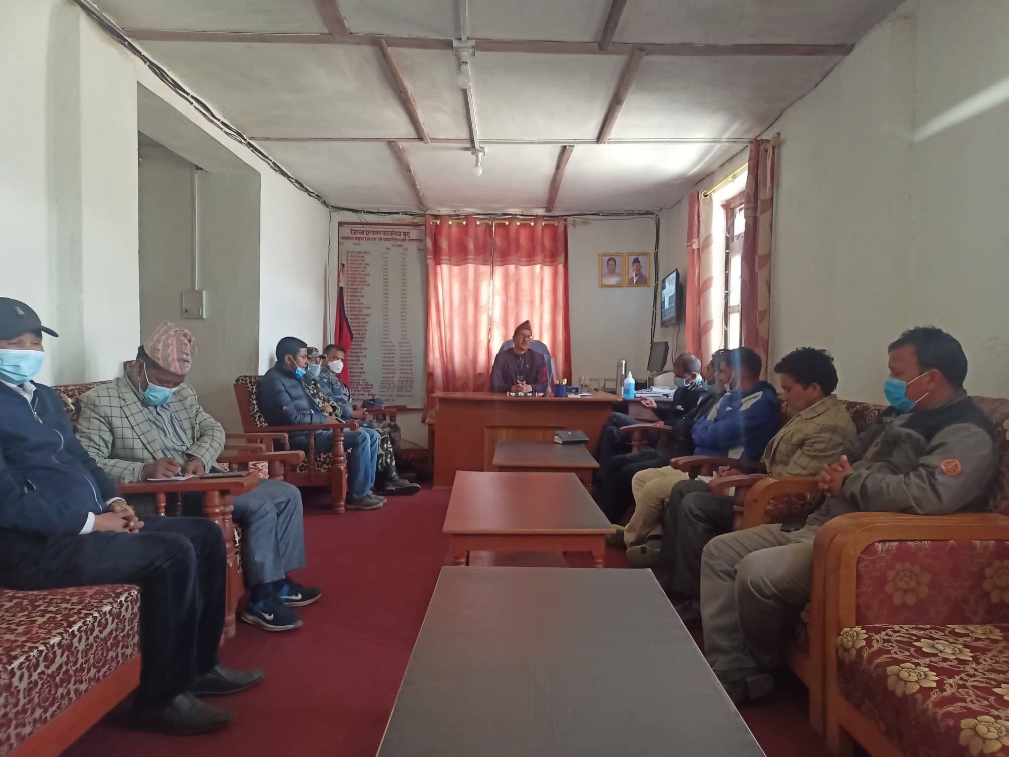 प्रमुख जिल्ला अधिकारीको अध्यक्षता  बसेको कोभिड-१९ जिल्ला  संकट व्यवस्थापन केन्द्र मुगुको बैठकका झलक