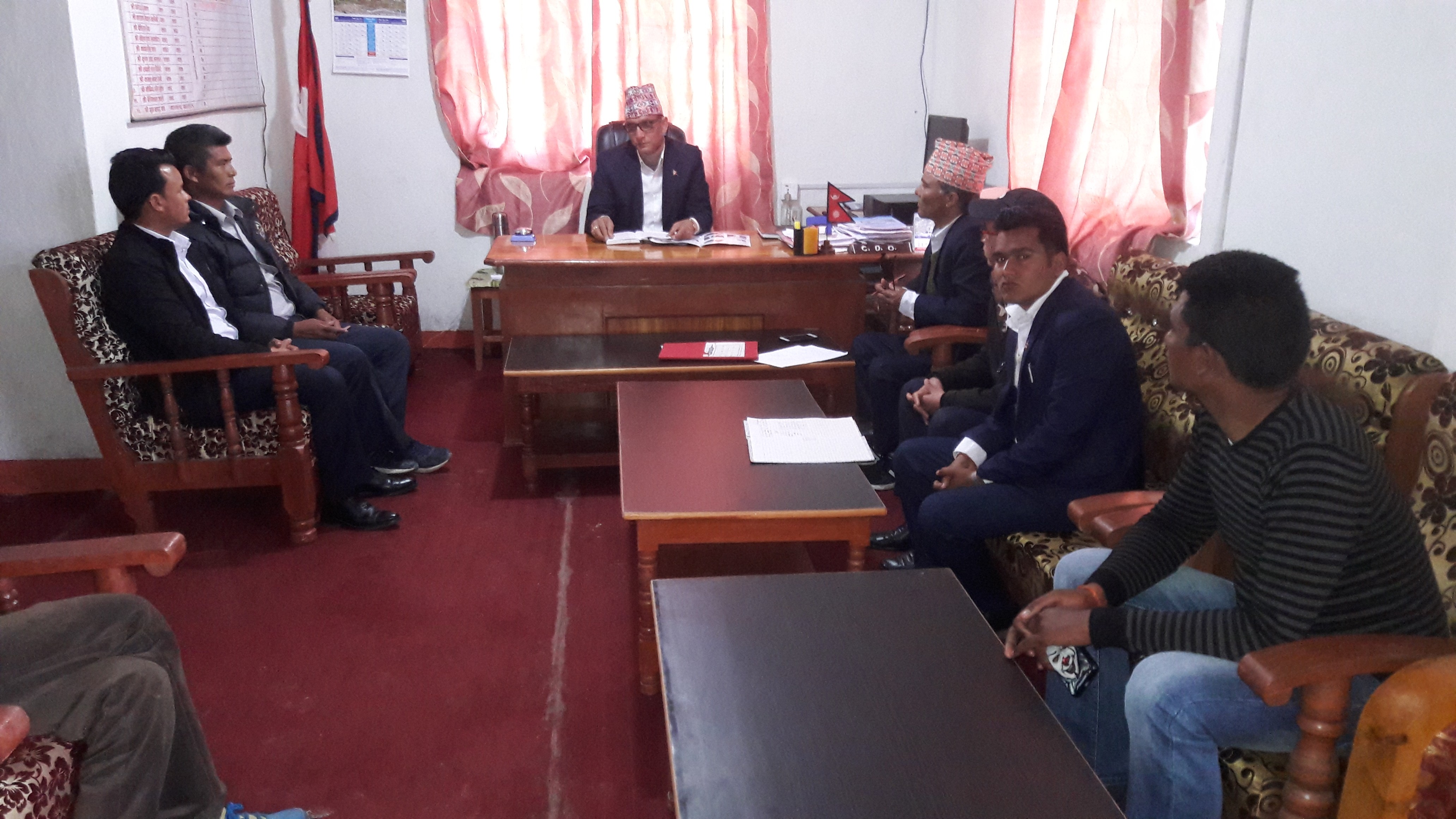 प्रमुख जिल्ला अधिकारी श्री कृष्ण कुमार निराैला ज्यूकाे अध्यक्षतामा बसेकाे कर्मचारीहरुकाे बैठककाे निर्णय तथा तस्विरहरु